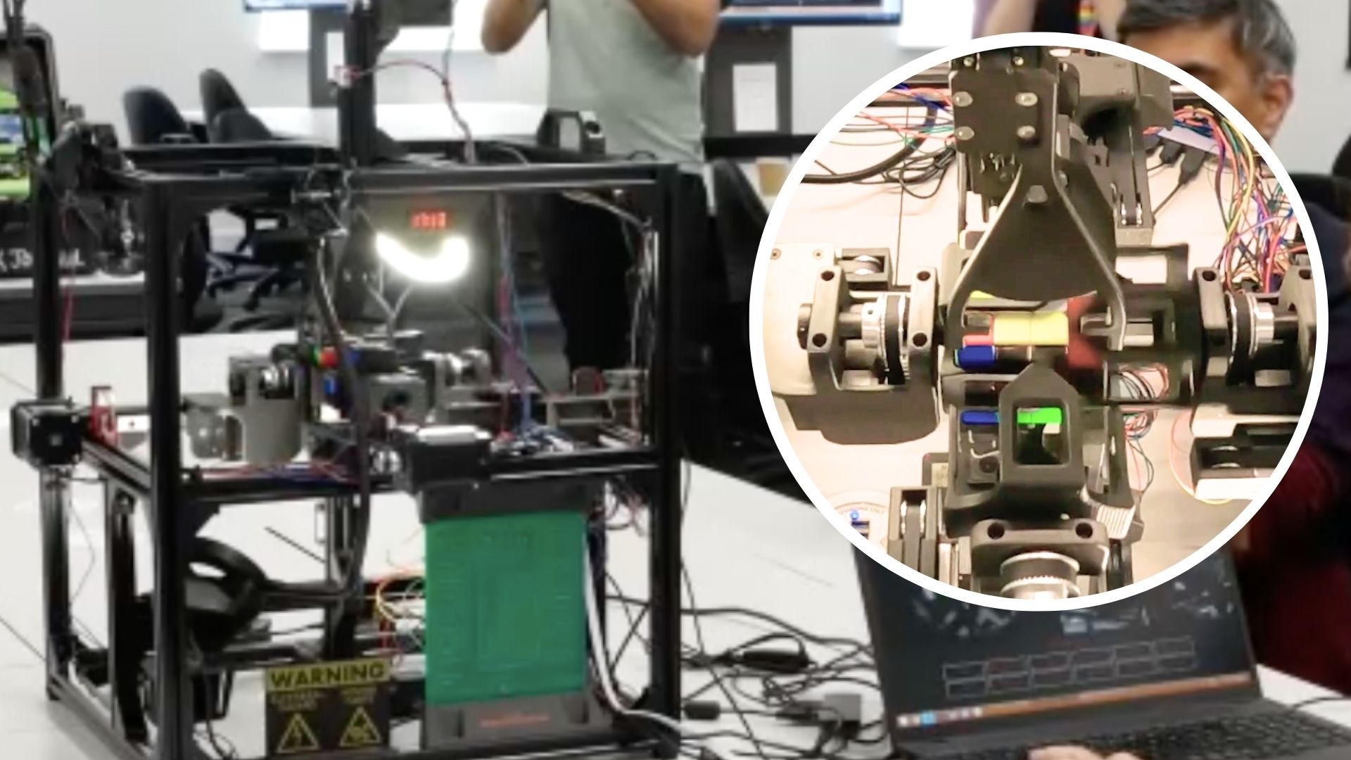 image-44-17736303647001049993866 Hai anh em người Anh chế tạo robot giải khối rubik 4x4 lập kỷ lục thế giới mới sau hơn mười năm chờ đợi - Ảnh 1.