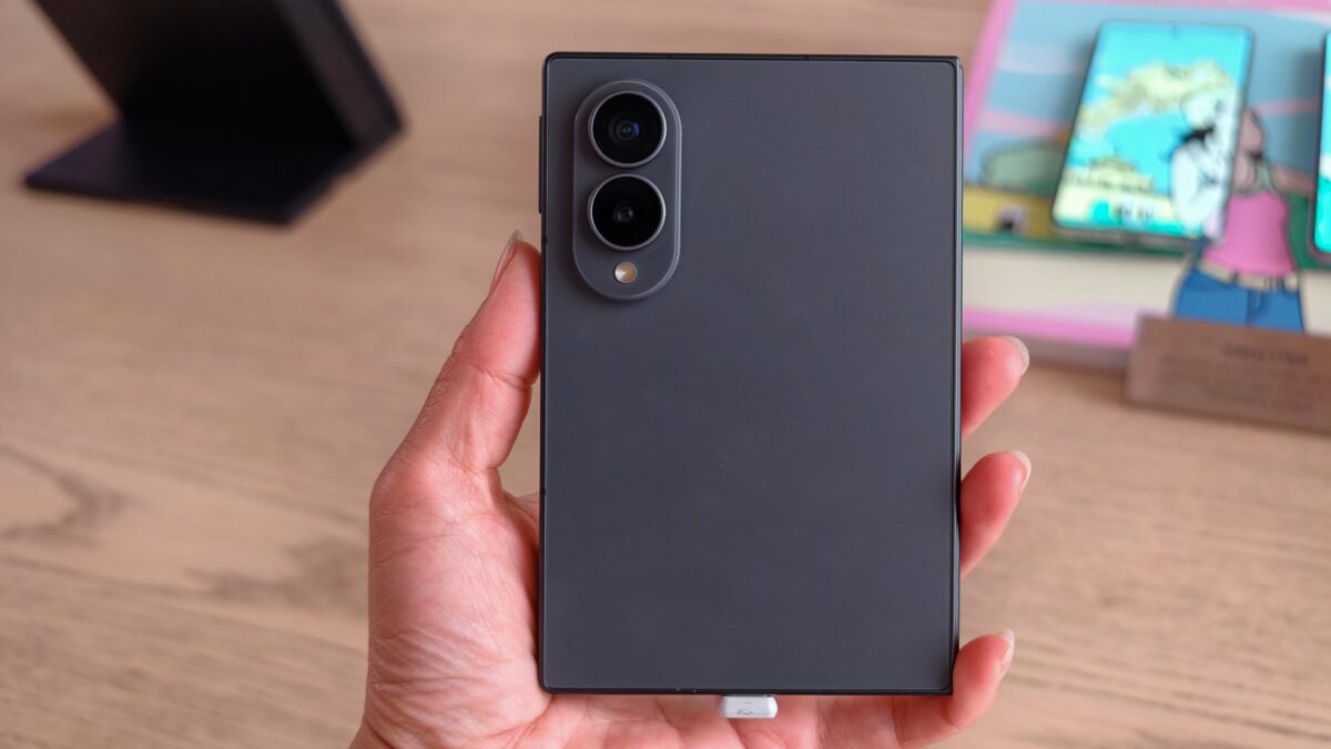 Trên tay Galaxy Z Fold8: Mỏng nhẹ kỷ lục, lột xác với thiết kế ‘hộ chiếu’ chất lừ!