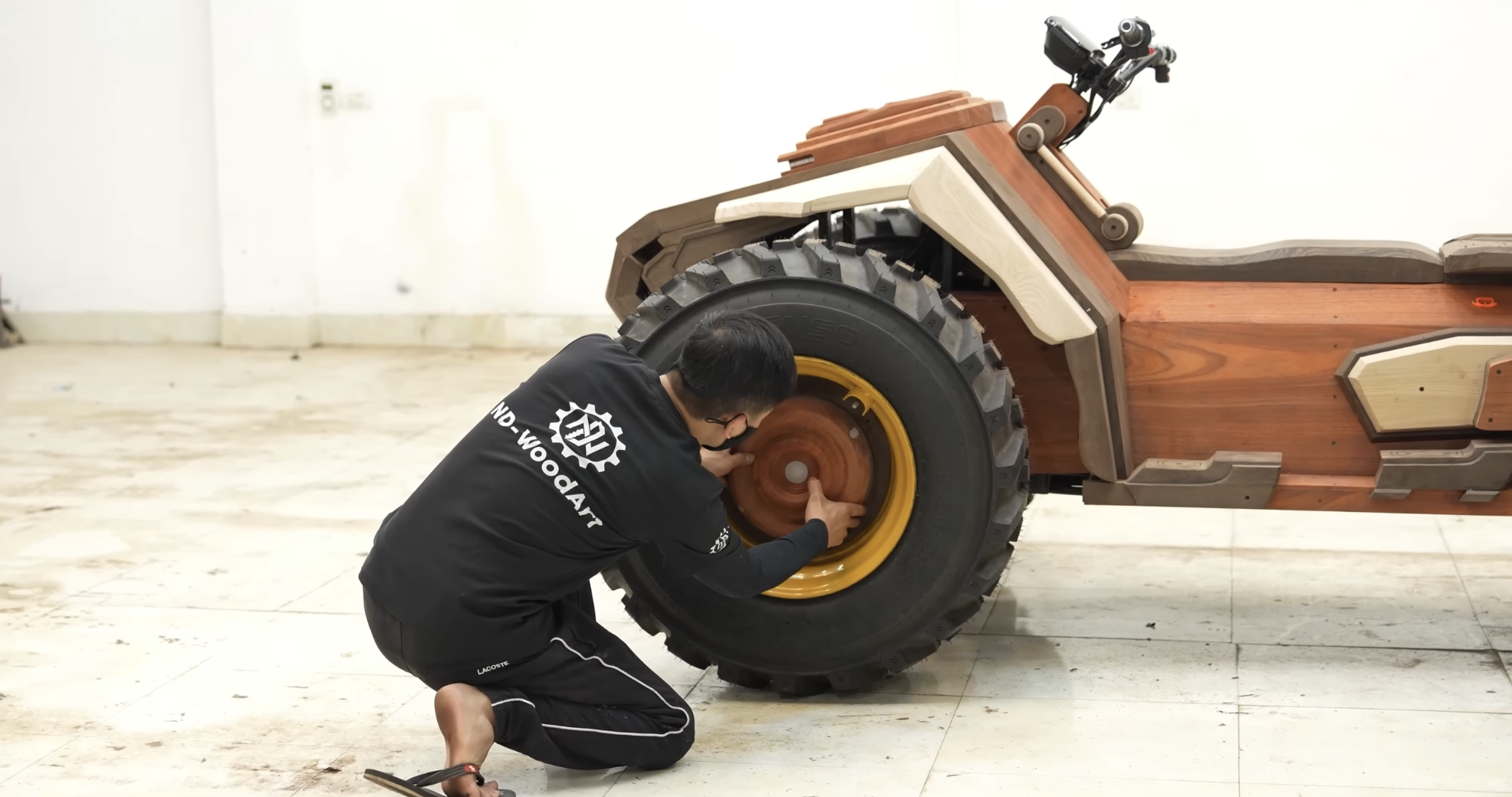 Thợ mộc Việt Nam trình làng 'quái thú' ATV bằng gỗ: To như ô tô, khung gầm thép, giảm xóc độc lập, chạy động cơ điện siêu êm- Ảnh 8.