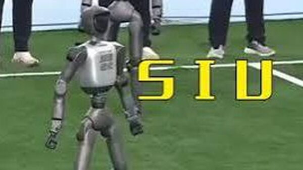 Bật cao xoay người ăn mừng Siuuu chuẩn đét CR7, robot gây sốt tại đại hội thể thao