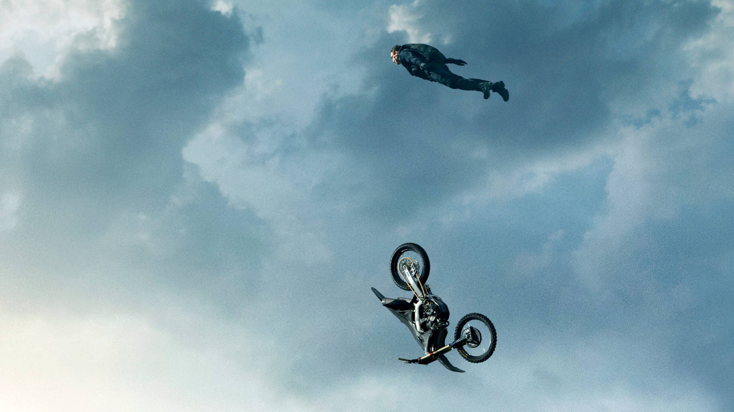 Tom Cruise: kẻ liều lĩnh "nhảy múa" giữa lằn ranh sinh tử - Ảnh 1.