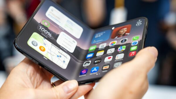 iPhone Duo hư màn hình: Sửa làm gì cho mệt, để tiền đó đập hộp iPhone mới luôn!