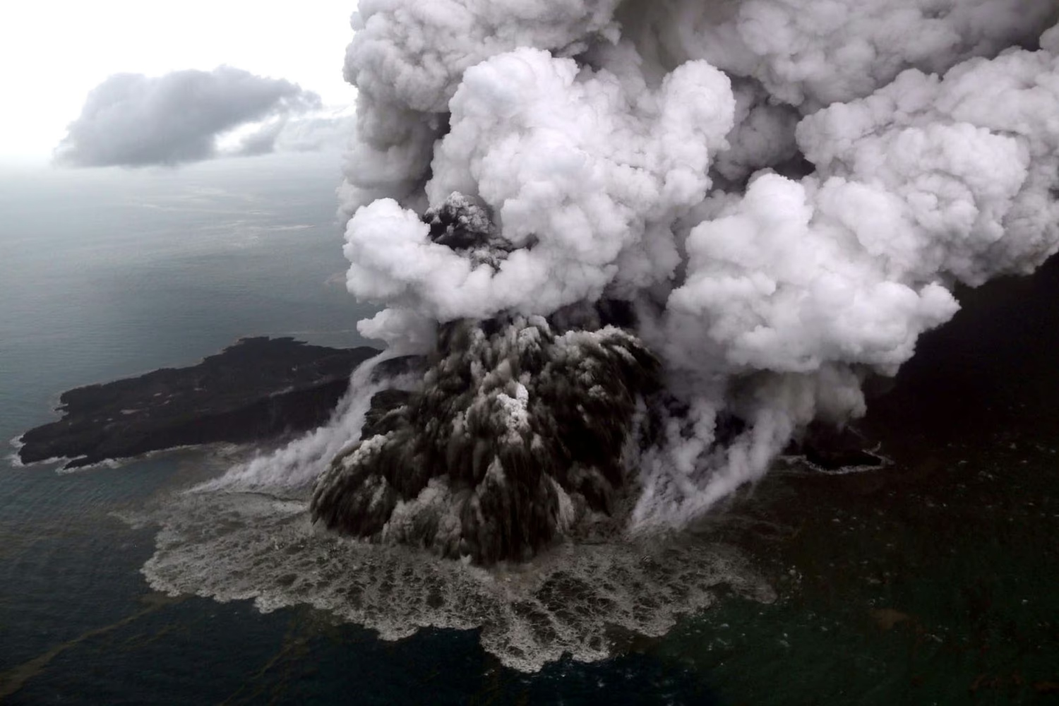 anak-krakatau-1792987599266-17929876000731103366408