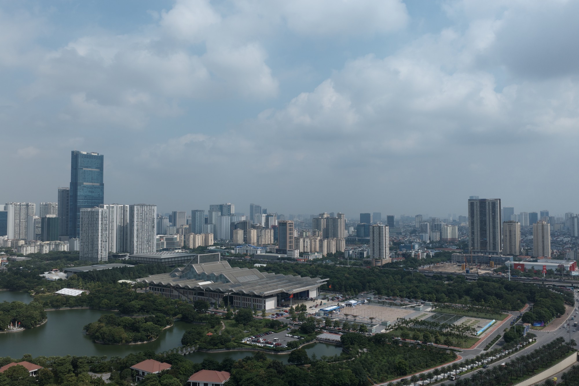 hyperlapse0023-1791011529825-17910115302161676457761-1791018989847-17910189908621120260728 Khai mạc VIMS 2026: Khách đến từ trước giờ mở cửa, khu trưng bày và khu lái thử kín người tham quan - Ảnh 2.