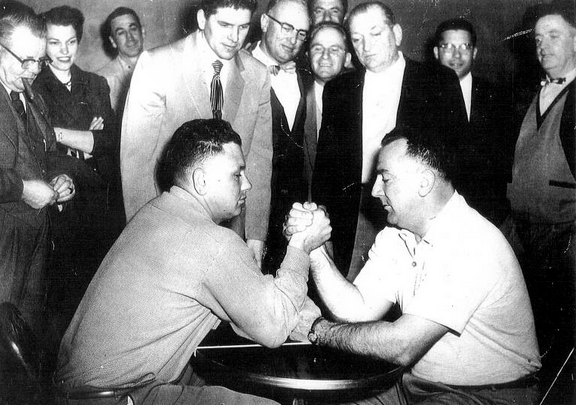 on-oliver-kullberg-left-and-jack-homel-compete-in-first-wristwrestling-match-at-gilardis-corner-1955-photo-steve-farley-petaluma-argus-courier-1791539956925848410123 Vật tay: môn thể thao cơ bản, đàn ông, cơ động và có lẽ là môn đối kháng nhanh nhất bạn từng chơi - Ảnh 3.